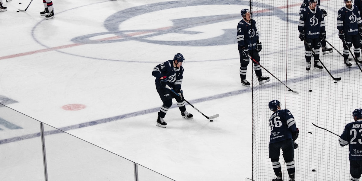 Match de hockey sur glace dans une ar&eacute;na canadienne